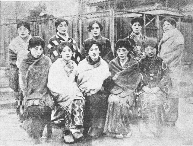 図7 女装男娼の集合写真2.jpg
